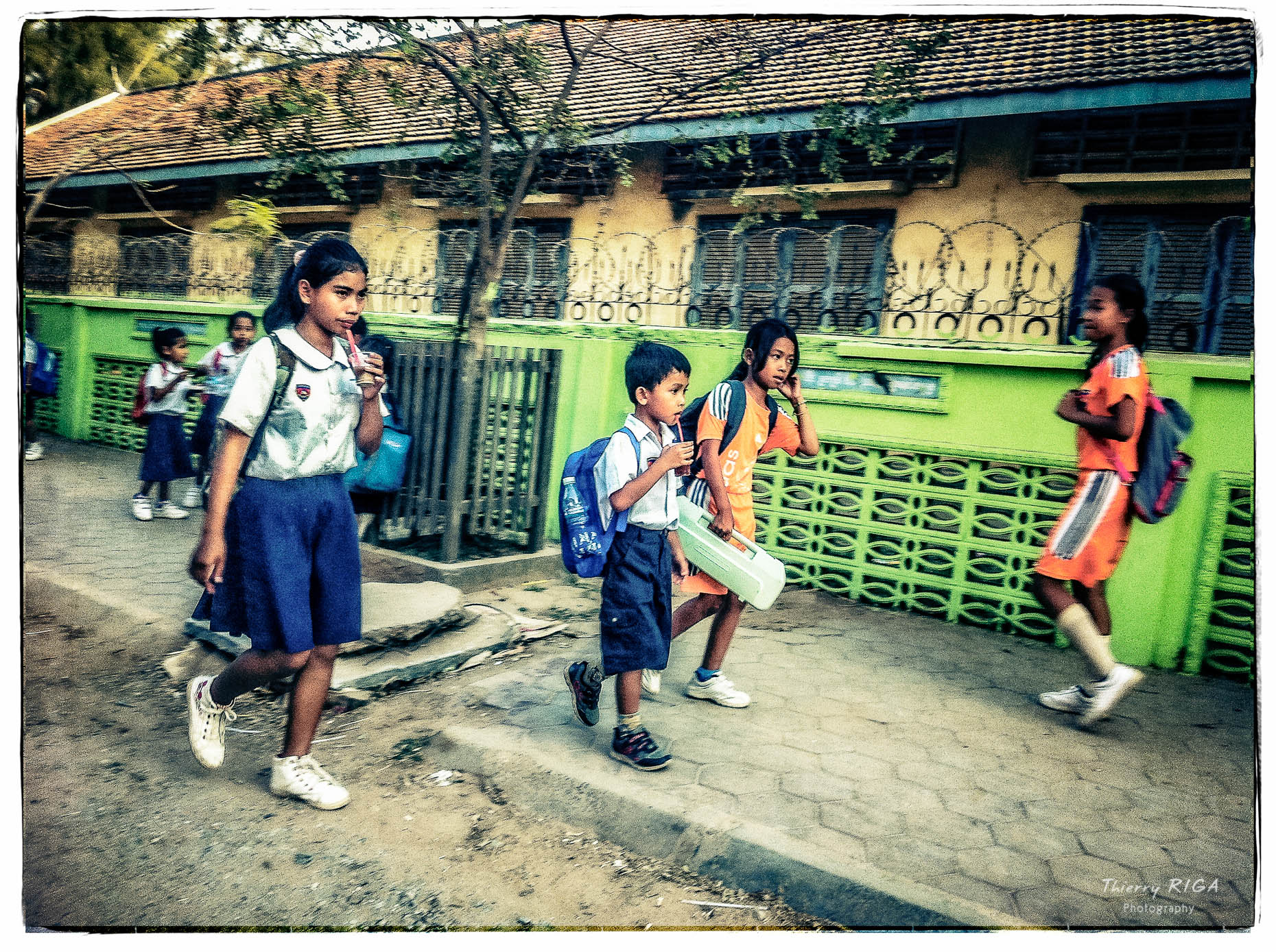 children going to school in Siem Reap, Thierry Riga, Angkor Photography