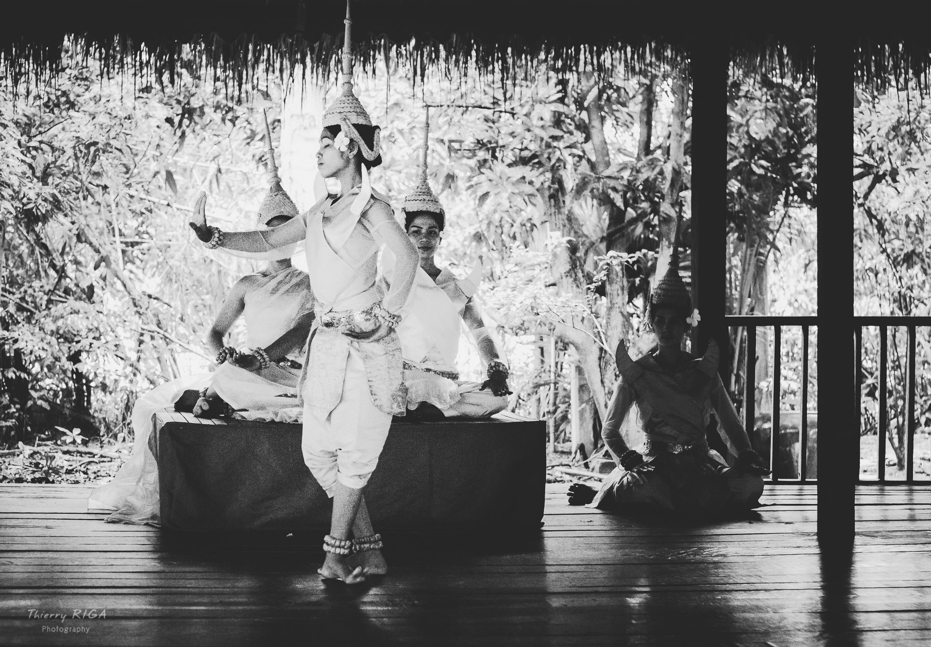 Apsara_dance_Cambodia_Sacred_Dancers_Angkor-_1220907