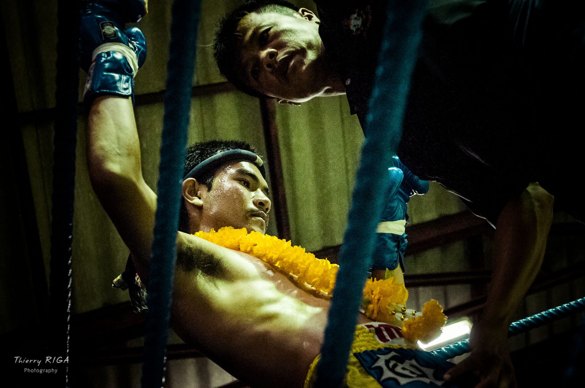 resting during the fight, Muay thai boxing, Thailand, Thierry Riga
