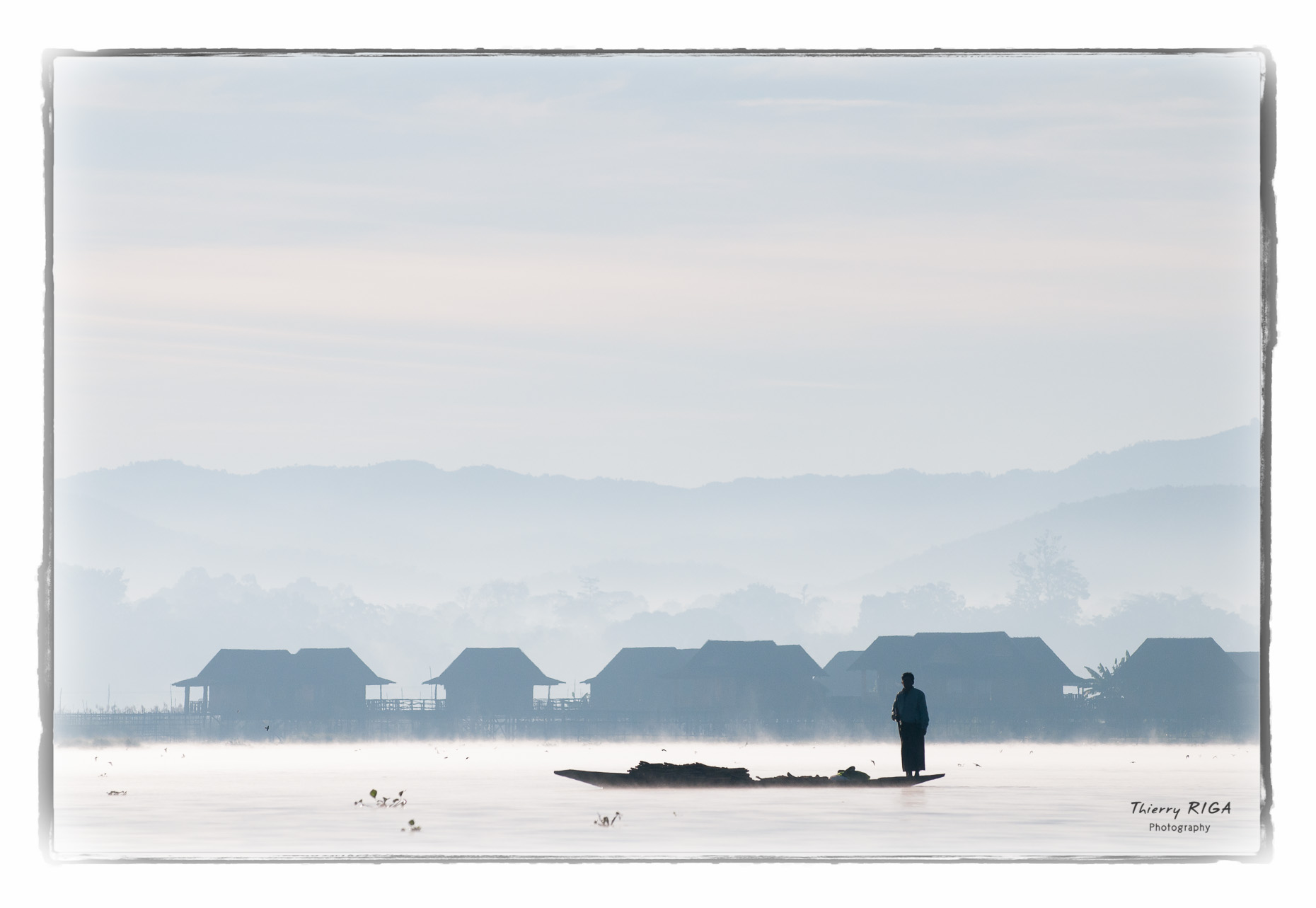 Inlay lake fishermen with blue mountains background